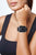 Smartwatch en la muñeca con correa negra y pantalla rectangular