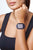 Reloj inteligente unisex en la muñeca con correa de malla morada y pantalla cuadrada OPS!