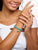 Pulsera de perlas turquesas en la muñeca con colgante y clip