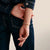 Pulsera de plata con charm chapado en oro y delicado diseño de eslabones en la muñeca