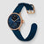 Smartwatch híbrida: esfera azul, caja de oro rosa, correa de silicona azul oscuro