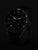 Reloj negro para hombre con esfera verde e índices luminosos