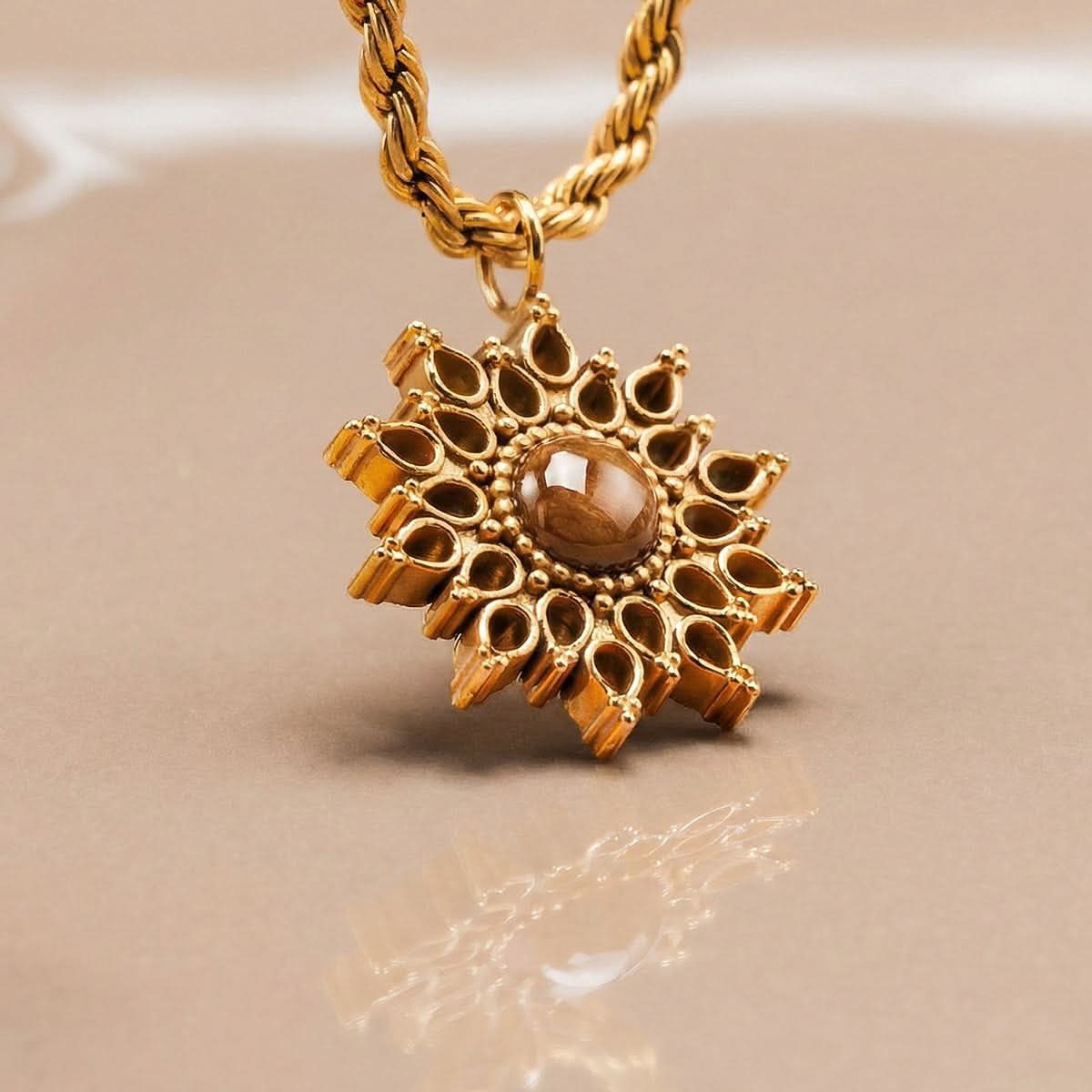 Collar con cadena de eslabones dorados y colgante de sol con piedra marrón