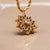 Collar con cadena de eslabones dorados y colgante de sol con piedra marrón