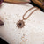 Collar con colgante de sol de cabujón de madera oscura en cadena retorcida de oro rosa