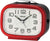 Despertador analógico Seiko con esfera blanca, manecillas negras y carcasa roja.
