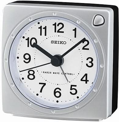 Despertador radiofónico Seiko con esfera analógica, manecillas negras y botón de repetición, carcasa gris claro