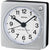 Despertador radiofónico Seiko con esfera analógica, manecillas negras y botón de repetición, carcasa gris claro