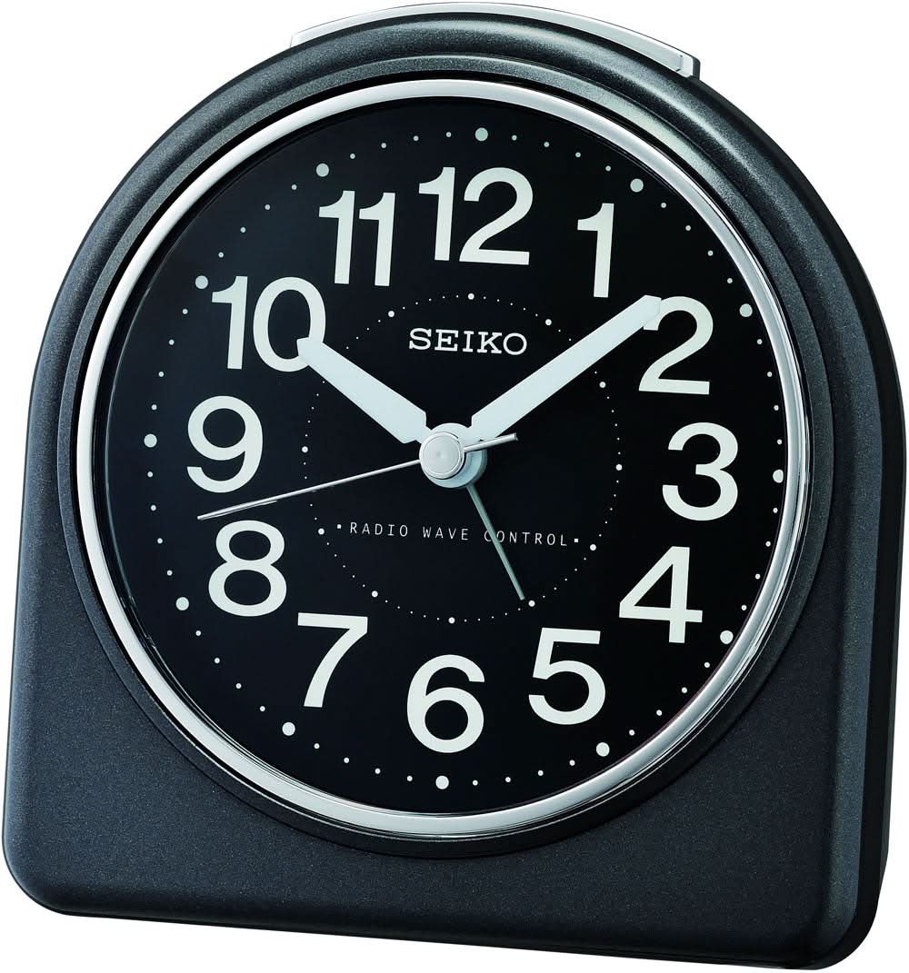 Reloj de radiofrecuencia analógico con esfera negra y números arábigos grandes, bisel plateado
