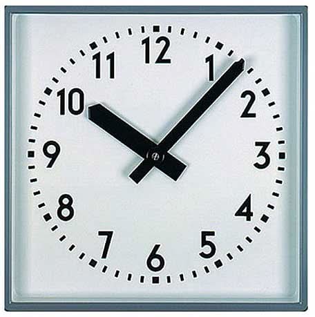 Reloj de pared con esfera blanca, manecillas negras y números arábigos en marco metálico