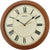Reloj de pared con marco de aspecto de madera, esfera color crema y números romanos