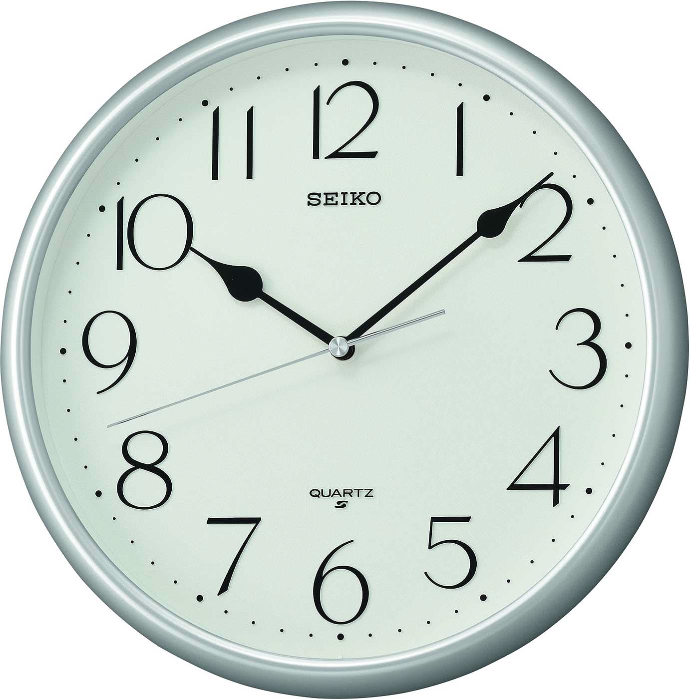 Reloj de pared con esfera blanca y marco plateado, números arábigos grandes