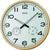Reloj de pared con marco de plástico beige, esfera blanca, números y manecillas negros, Seiko