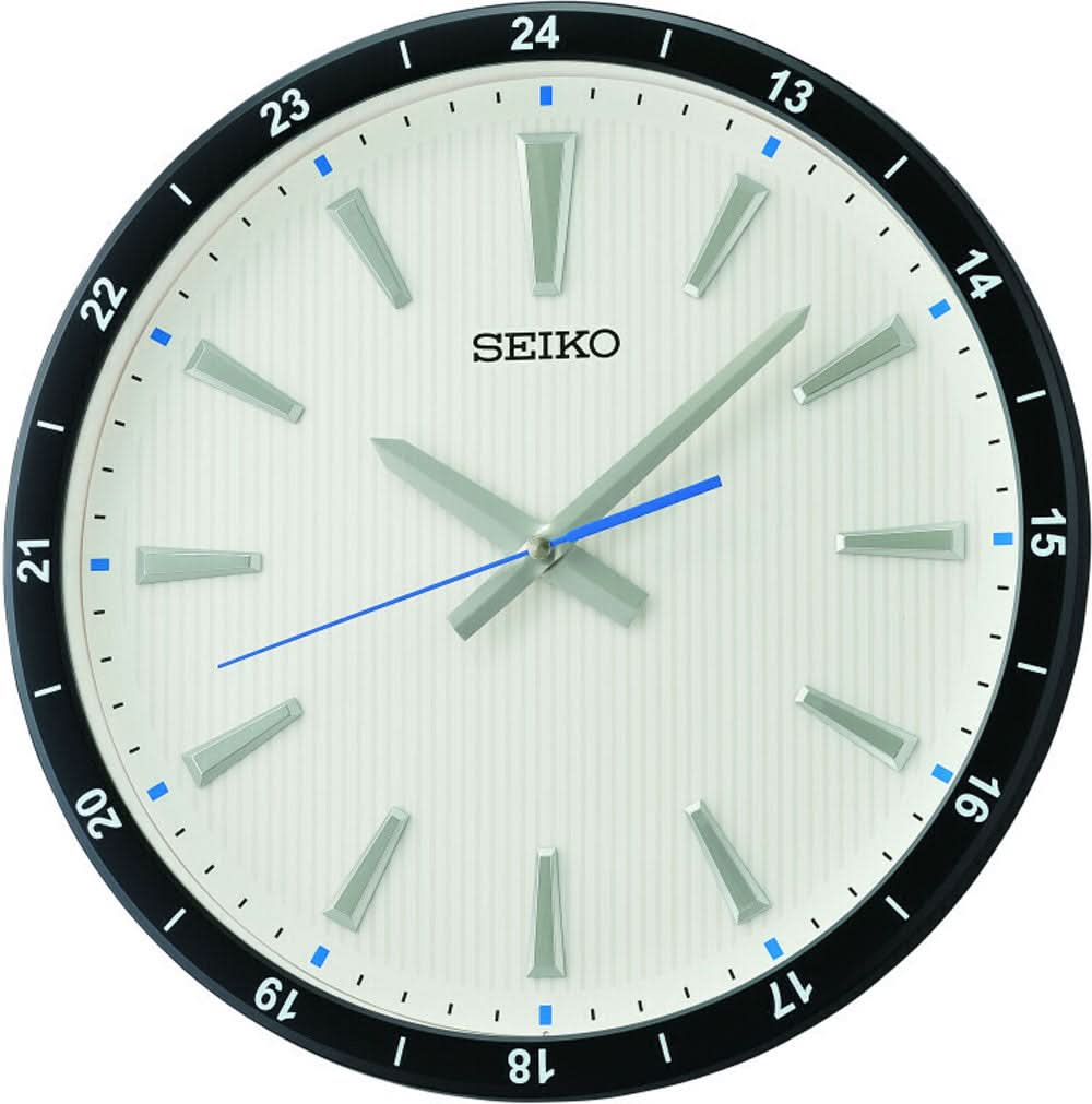 Reloj de pared con esfera Seiko, borde beige y escala de minutos negra