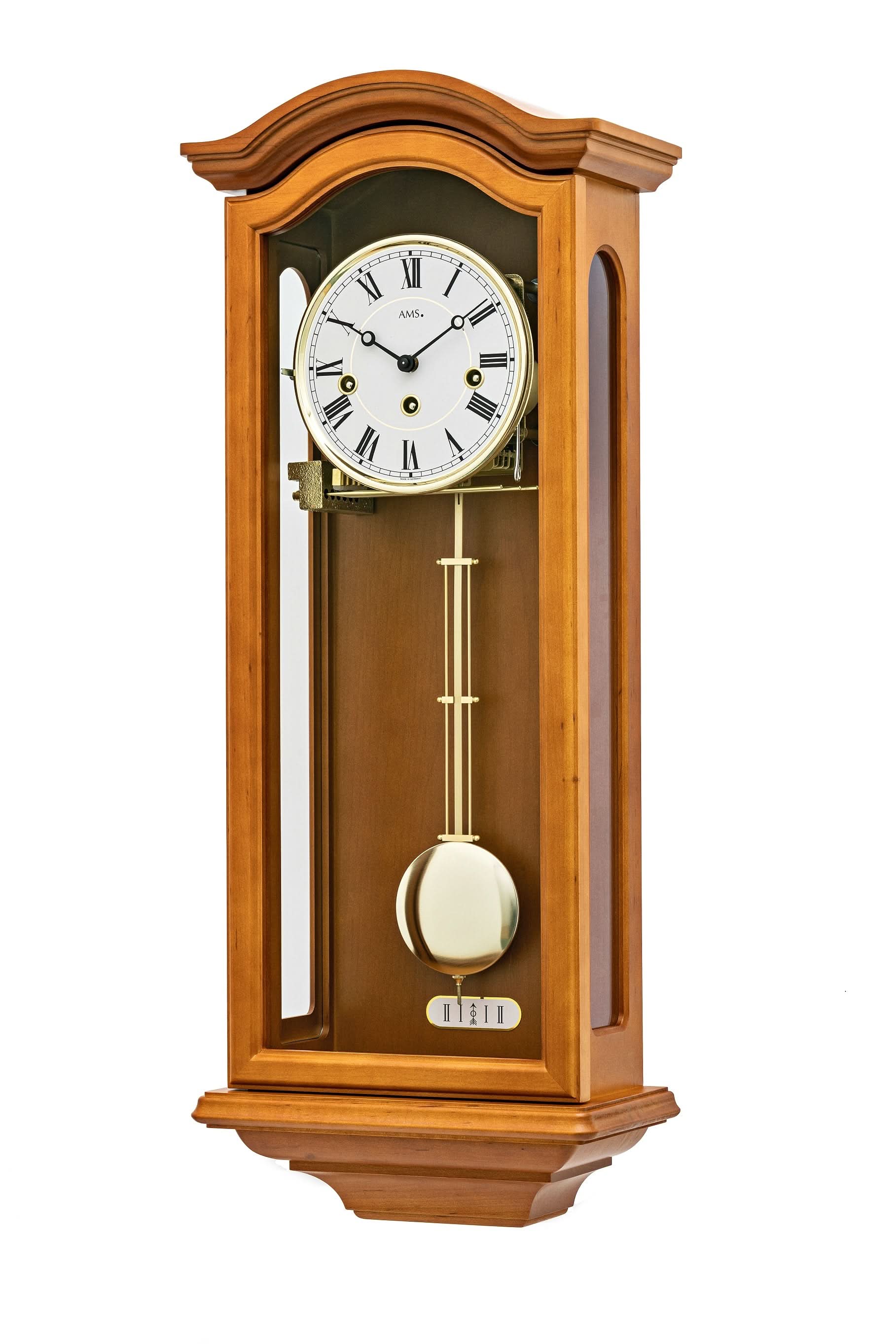 Reloj de pared de madera con péndulo, esfera redonda y frente de cristal en marco marrón