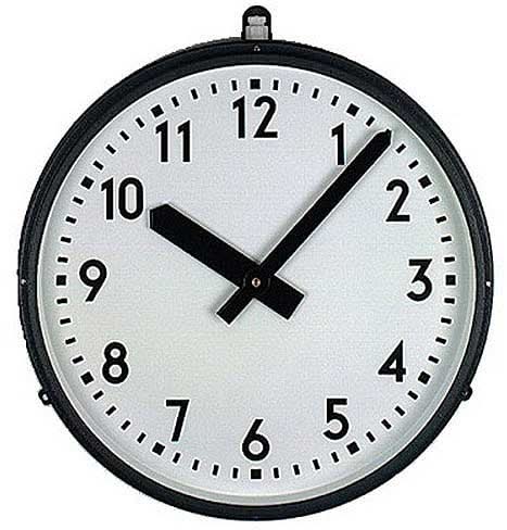 Reloj de pared redondo con borde negro, esfera blanca y manecillas negras.
