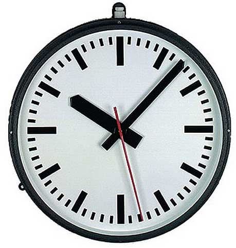 "Reloj de pared con marco redondo de metal, esfera gris claro y manecillas negras"