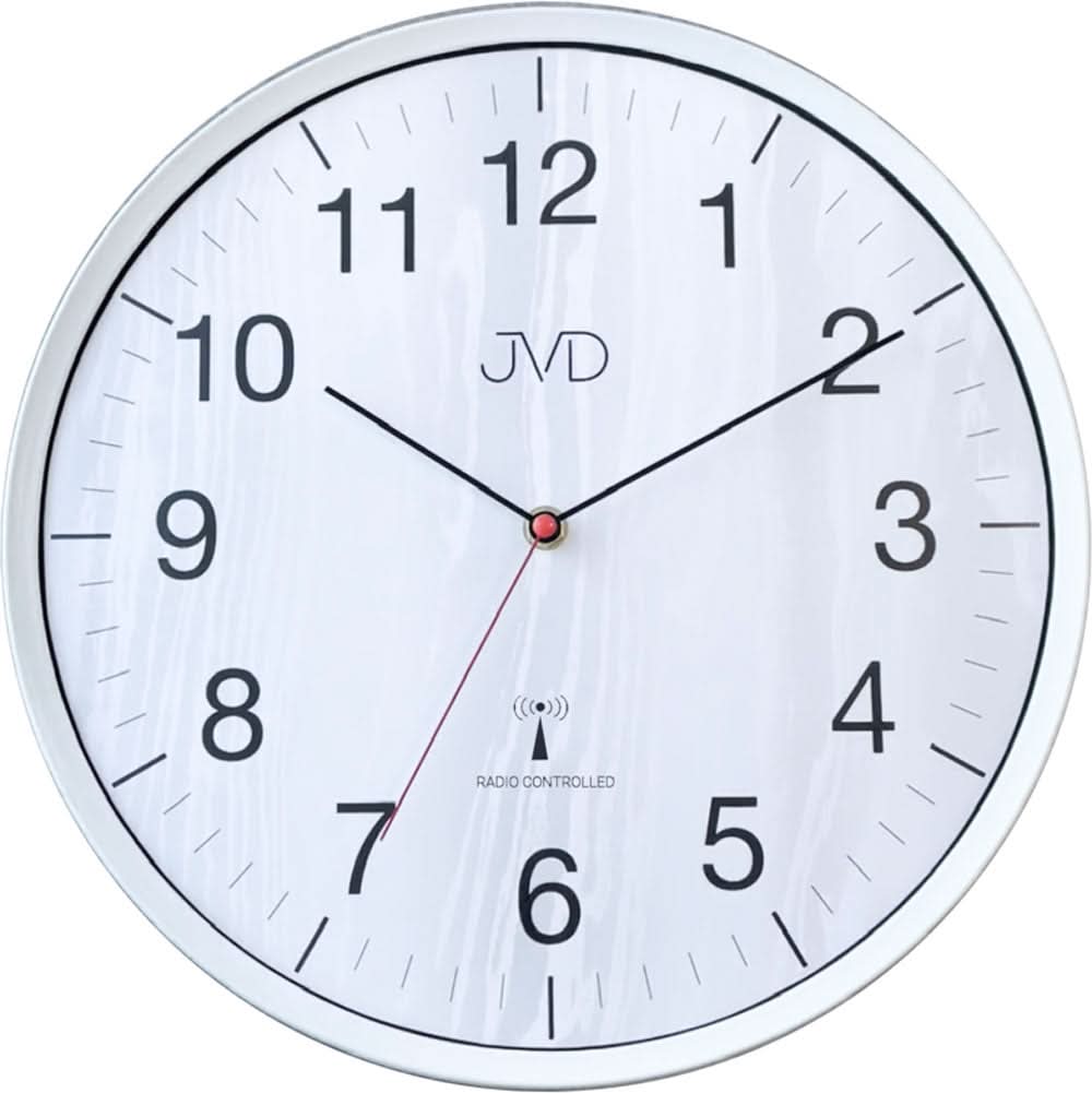 Reloj de pared redondo: esfera blanca, números arábigos negros, manecillas negras, punto central rojo.
