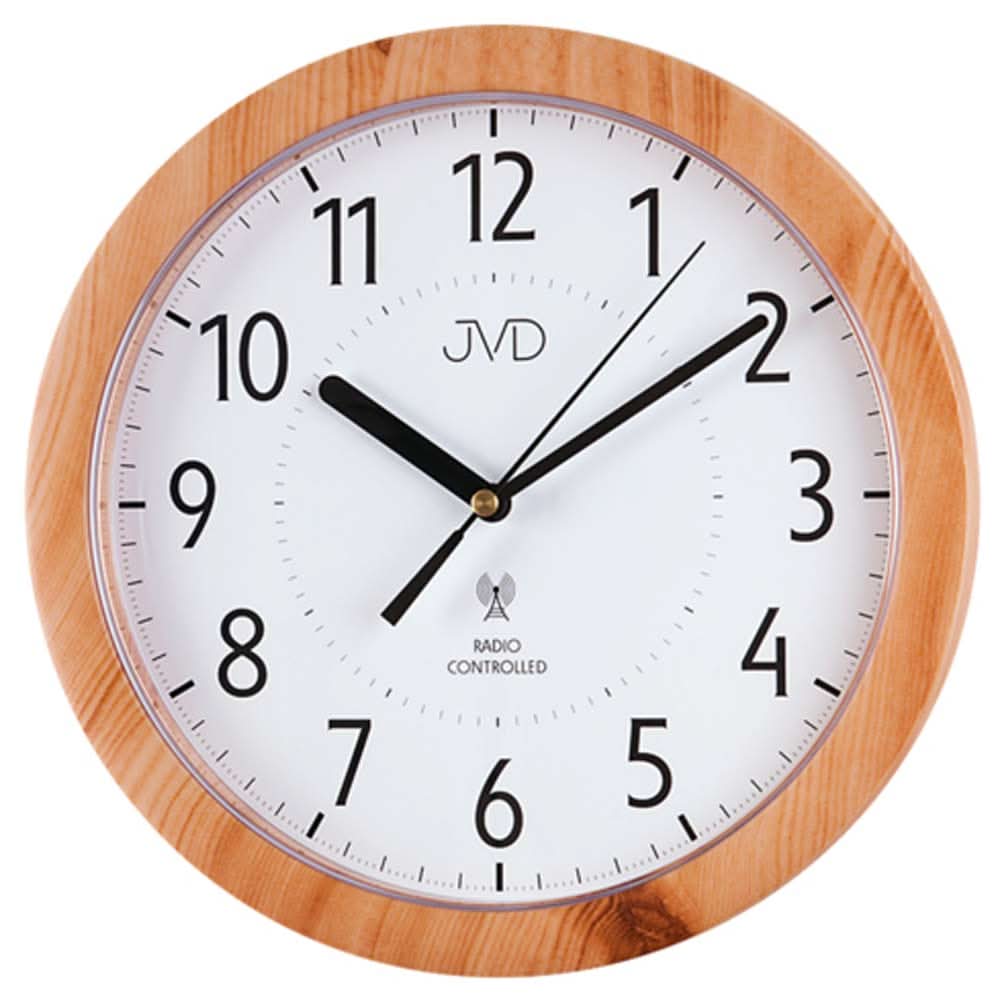 Reloj de pared redondo con esfera blanca, manecillas negras y marco de madera marrón, radio.