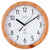 Reloj de pared redondo con esfera blanca, manecillas negras y marco de madera marrón, radio.