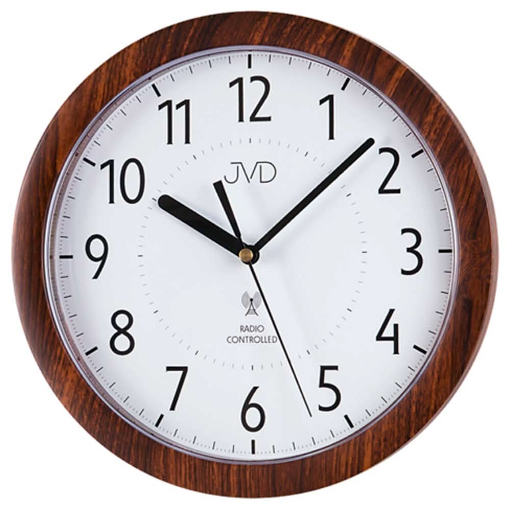 Reloj de pared redondo con aspecto de nogal marrón, esfera blanca, manecillas y números negros