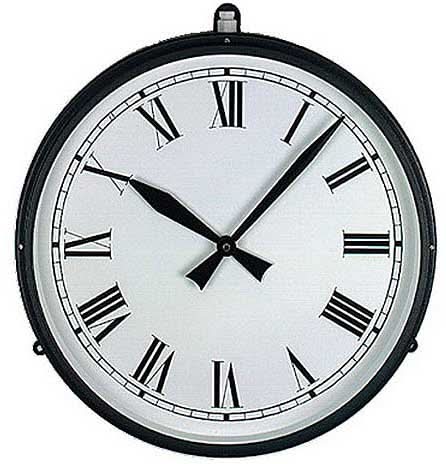 Reloj de pared redondo de metal con marco negro, números romanos y manecillas