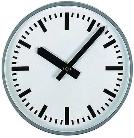 Reloj de pared metálico con marco redondo, esfera clara y manecillas negras