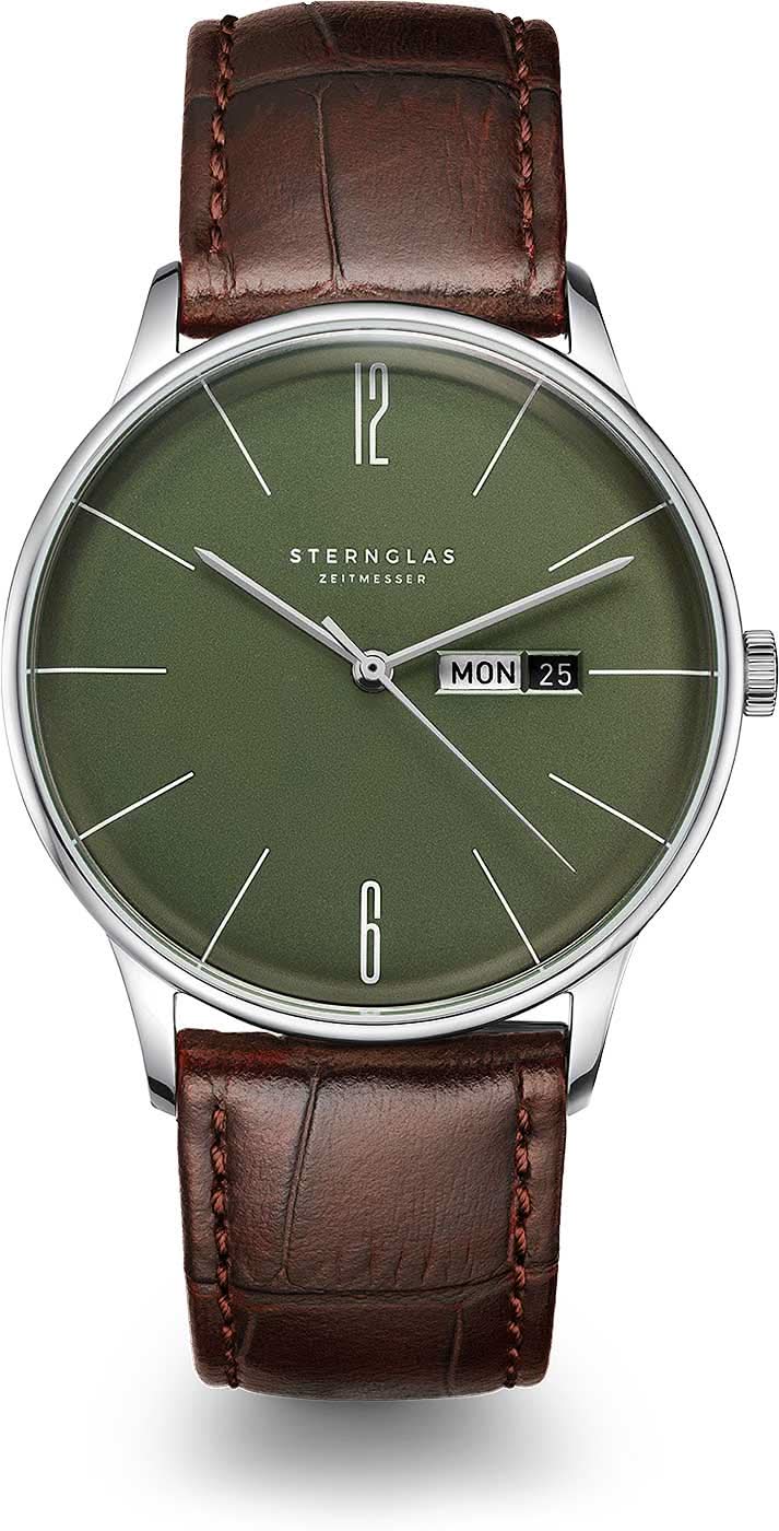 "Reloj unisex con esfera verde, correa de cuero marrón e indicador de fecha a las 3."