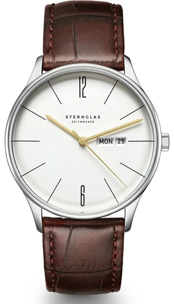 Reloj de hombre con correa de cuero marrón, esfera blanca y fecha a las 3