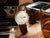 Reloj unisex con esfera beige y correa de cuero marrón, manecillas bien visibles