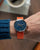 Reloj Sternglas para hombre con esfera azul y correa naranja en la muñeca