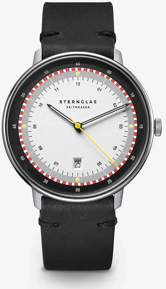Reloj de hombre con correa de cuero negra, esfera blanca y bisel plateado.