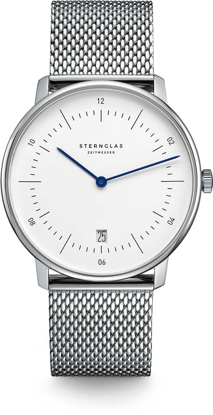 Reloj unisex con esfera blanca, manecillas azules y correa de malla metálica.