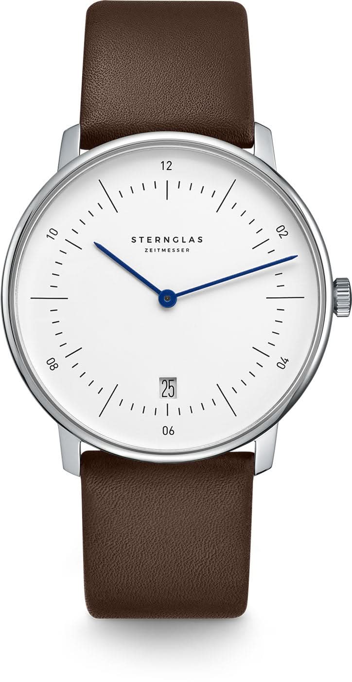 Reloj de hombre con correa de cuero marrón, caja plateada y esfera blanca, manecillas azules