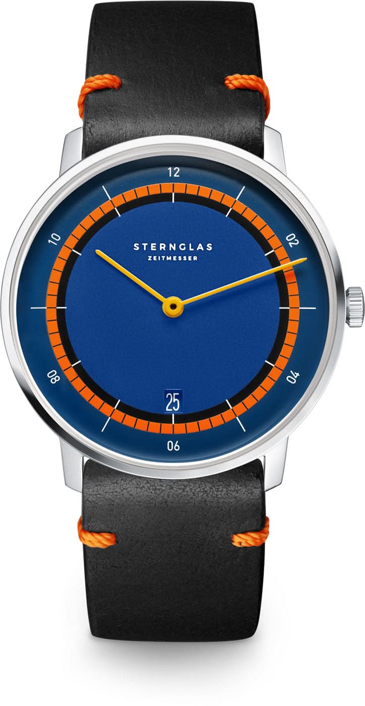 Reloj de hombre con esfera azul, índices naranjas y correa de cuero negra