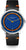 Reloj de hombre con esfera azul, índices naranjas y correa de cuero negra
