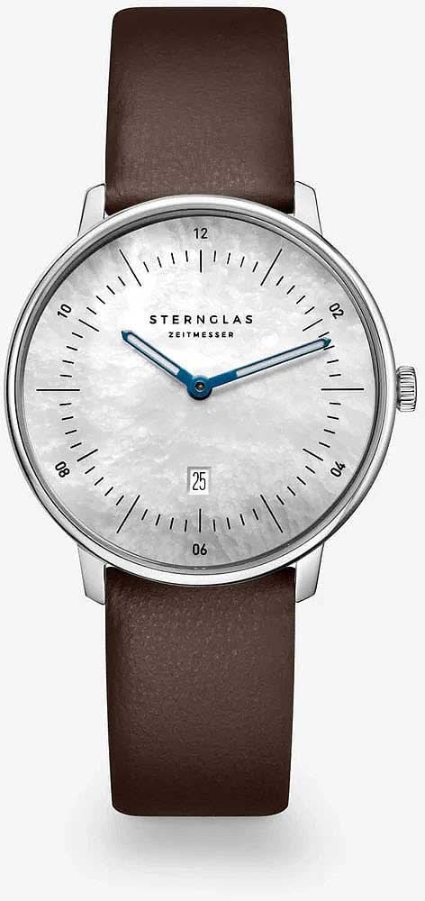 "Reloj de mujer: correa de cuero marrón, caja plateada, esfera blanca, manecillas azules."