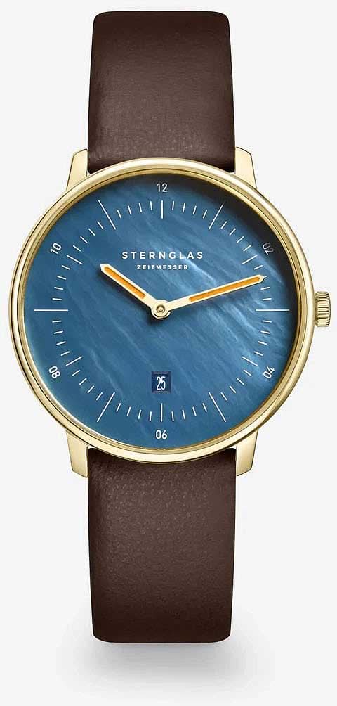Reloj de mujer con esfera azul, caja dorada y correa de cuero marrón.