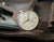 Reloj de hombre con esfera beige, correa de cuero marrón y caja de oro rosa.