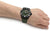 Reloj de hombre en la muñeca con correa de cuero verde, bisel negro y números