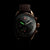Reloj de hombre con correa de cuero negra, esfera gris oscuro y escala taquimétrica
