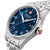 Reloj de hombre, vista lateral en ángulo: esfera azul oscuro, índices, ventana de fecha 28/3, caja de acero inoxidable