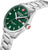 Vista en ángulo: reloj de pulsera para hombre con esfera verde, correa de acero inoxidable y corona con emblema rojo
