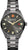 Reloj de hombre con correa de metal gris, esfera redonda y manecillas doradas