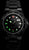 Reloj de hombre con esfera oscura y marcadores luminosos verdes, correa negra