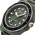Reloj de hombre en detalle: esfera verde y negra, manecillas grandes, bisel negro