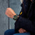 Reloj de hombre en la muñeca con esfera verde y correa de silicona negra