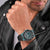 Reloj de pulsera para hombre en la muñeca: esfera verde, bisel negro y correa de silicona.