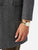 Reloj bicolor para hombre en la muñeca, pulsera plateada con detalles dorados, esfera redonda