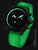 Reloj de hombre con caja negra y correa de silicona verde, marcadores luminosos en la esfera